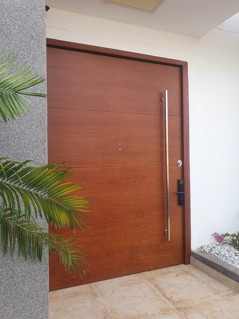 Puerta blindada de seguridad premium en ambiente residencial