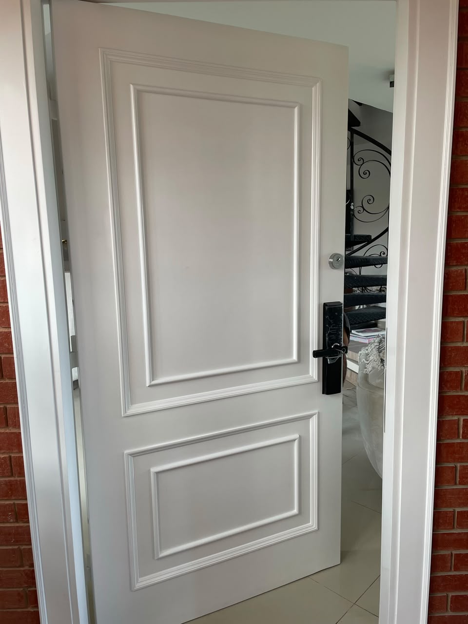 Puerta de seguridad línea hogar blanca con molduras clásicas y cerradura digital negra